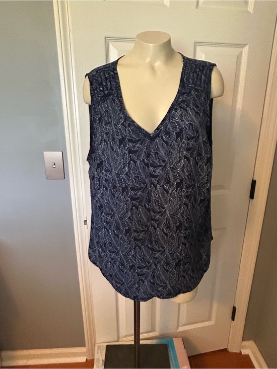 Liz Claiborne Tops - Liz Claiborne Navy Leaf-Print V-Neck Sleeveless Top